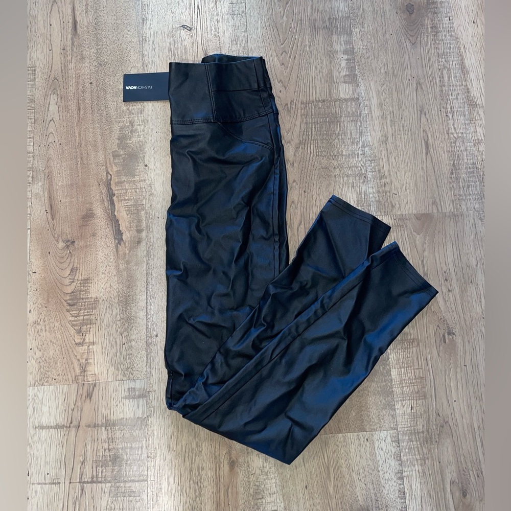 Women’s Faux Leather Highwaisted Pants